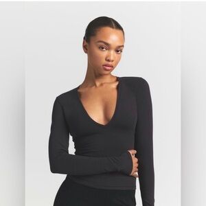 SKIMS Fits Everybody Long Sleeve Plunge Top